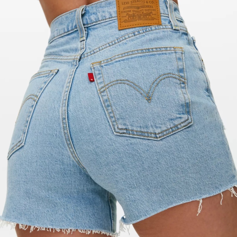 Levi Ribcage Shorts — white